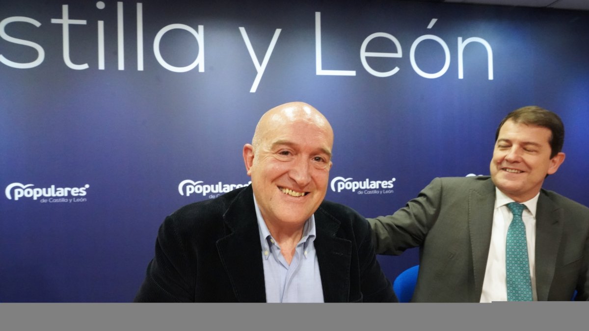El candidato del PP a la Alcaldía de Valladolid, Jesús Julio Carnero, junto al presidente autonómico de la formación, Alfonso Fernández Mañueco.- ICAL
