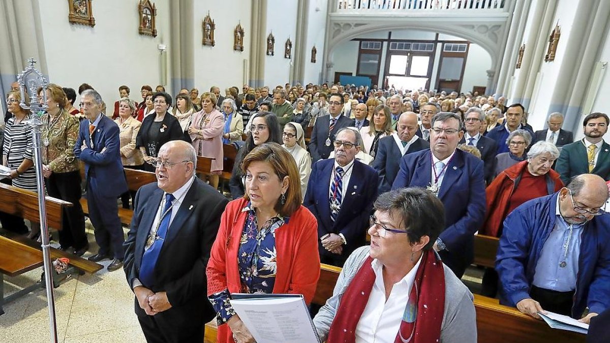 Misa celebrada ayer en la Iglesia de la Pilarica, con motivo de la celebración del Día del Pilar.-J.M. LOSTAU
