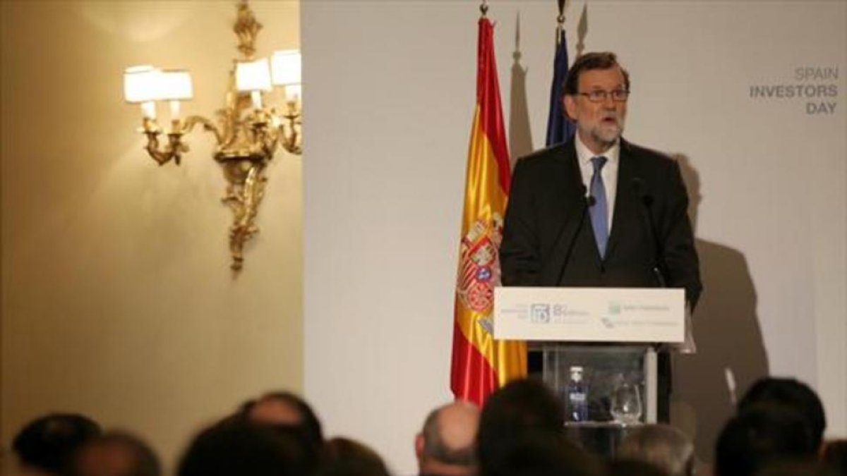 Mariano Rajoy interviene ante inversores y empresarios, ayer, en Madrid.-JOSÉ LUIS ROCA