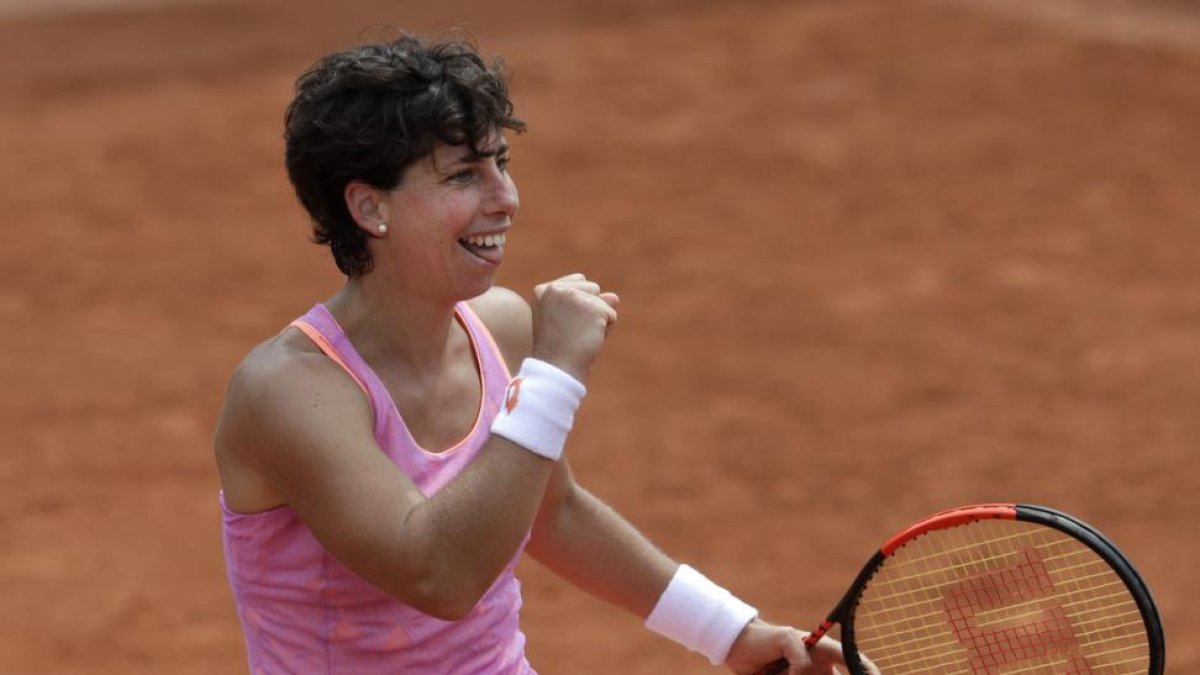 La tenista Carla Suárez durante el partido de este sábado en Roland Garros.-AP