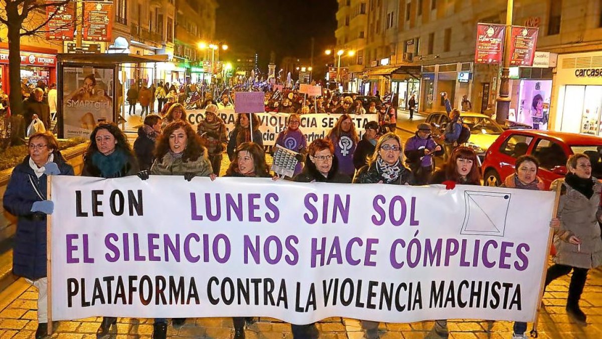 Un grupo de mujeres encabeza una manifestación en León de la plataforma contra la violencia machista ‘Los lunes sin sol’.-J.M.LOSTAU