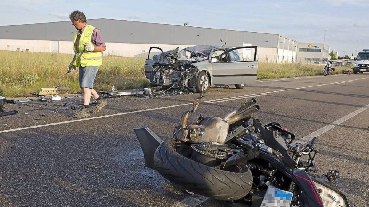 Cuatro fallecidos en un brutal choque frontal entre un coche y una moto