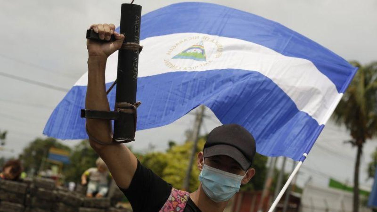Un joven manifestante alza su arma artesanal y la bandera nacional de Nicaragua contra el régimen de Ortega.-EFELa secretaria de Estado adjunta para Latinoamérica y el Caribe, Kimberly Breier, señaló el lunes, coincidiendo con el Día de los Derechos Humanos, a Cuba, Venezuela, y Nicaragua como países con
