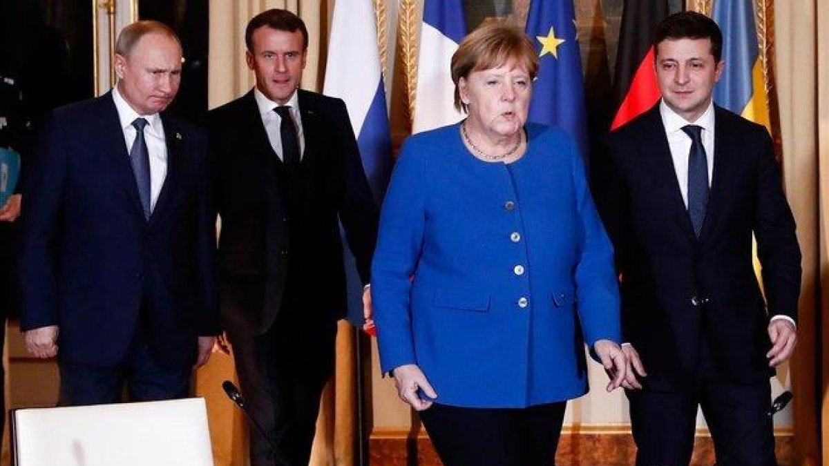Putin, Merkel, Macron y Zelensky, antes de empezar la reunión en París.-IAN LANGSDON / POOL AFP