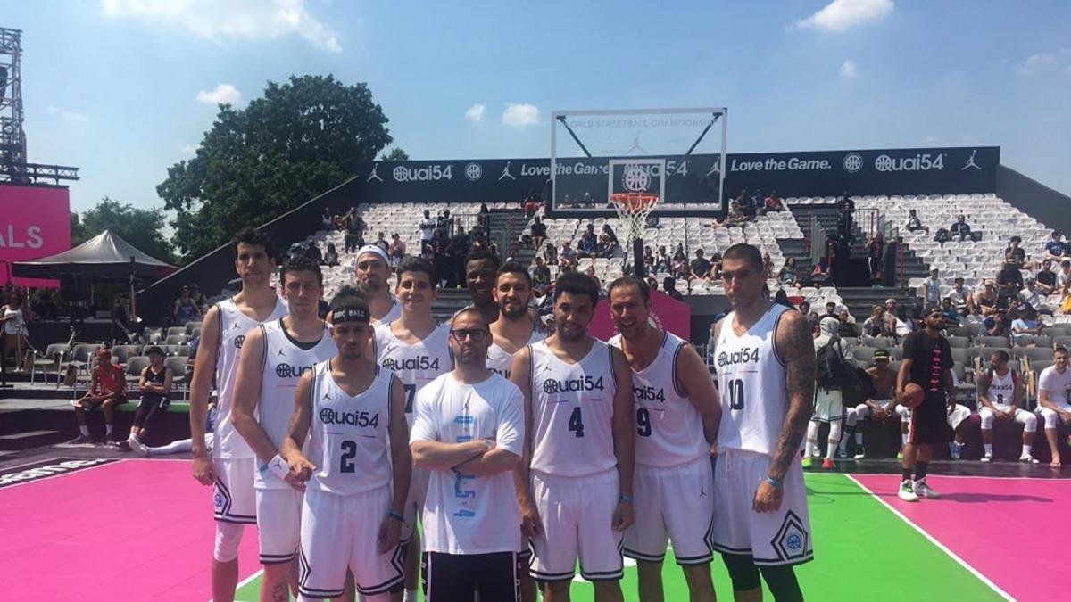 El equipo español ‘No Spain; no Game’ presente ayer en el Quai 54 que se celebra en París con los vallisoletanos Nacho Martín, Sergio de la Fuente, Daniel Astilleros y Axel Castillo.-EL MUNDO