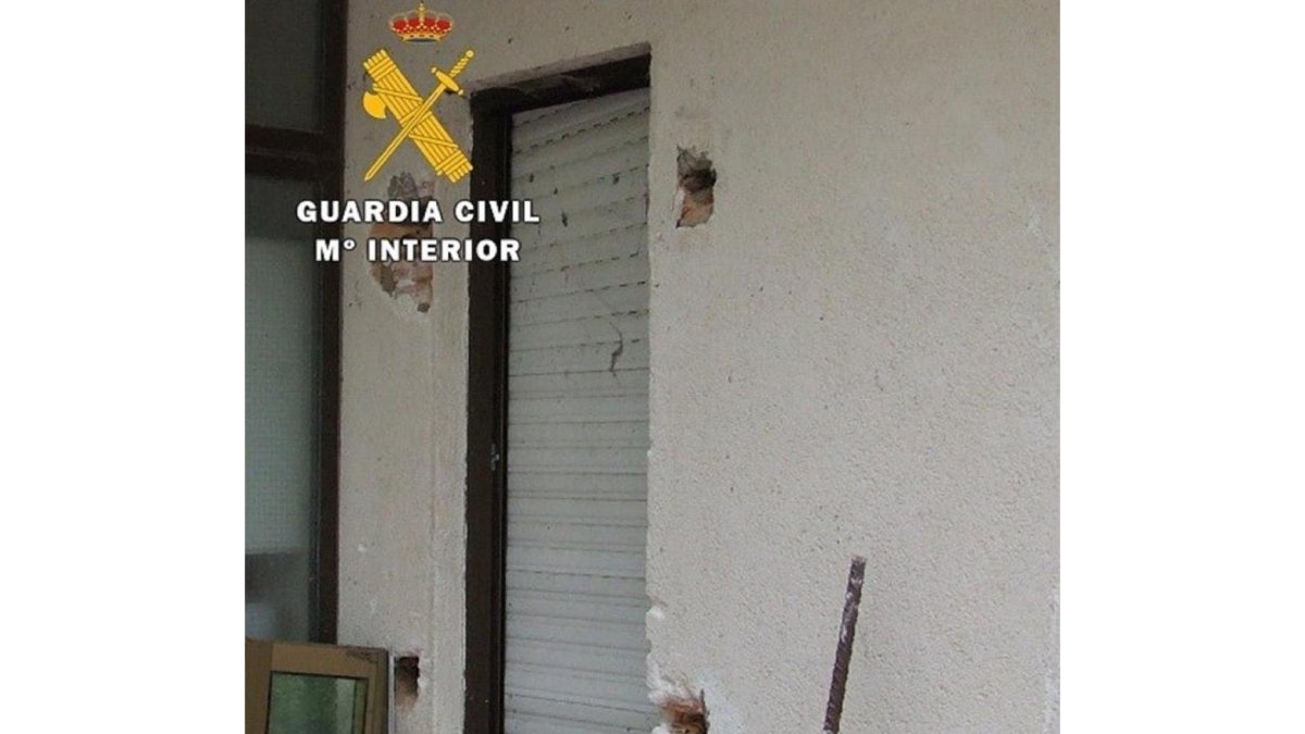 La banda se introducía en los edificios a través de una ventana que fracturaban previamente.-ICAL