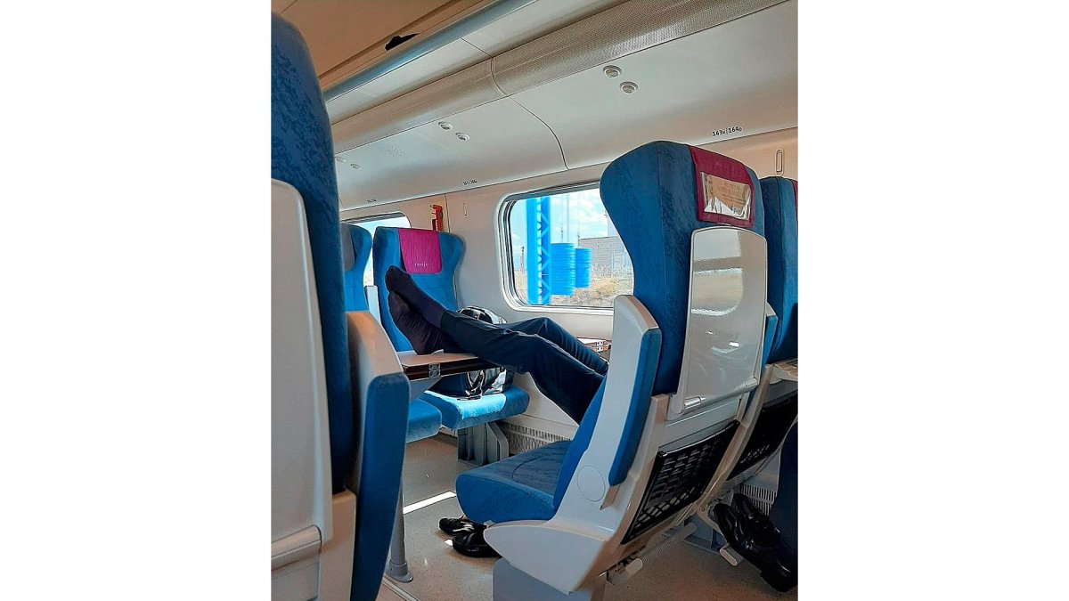 Un viajero pone los pies encima de la mesa en el trayecto Madrid-Valladolid. | E. M