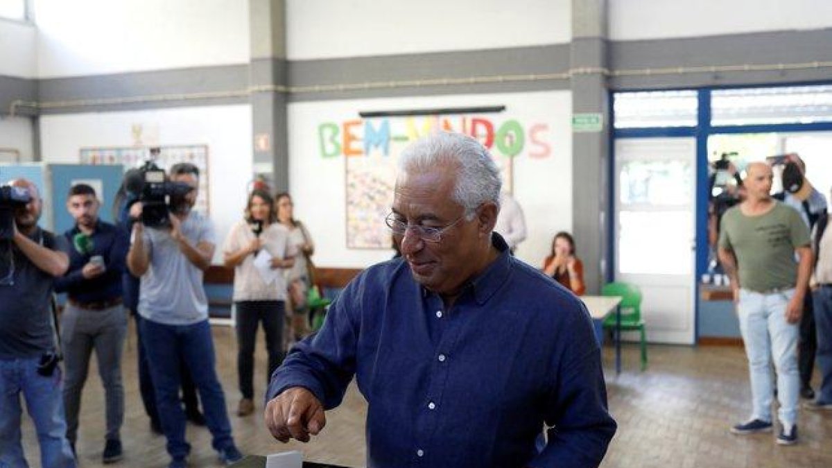 El primer ministro portugués, Antonio Costa, vota este domingo en un colegio lisboeta.-