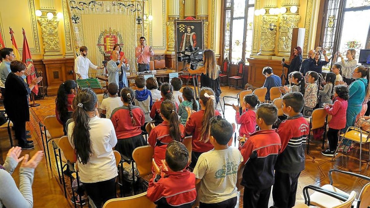 Victoria Soto y Alberto Bustos bailan con los niños en la presentación del programa de actividades de fin de semana.-E.M.