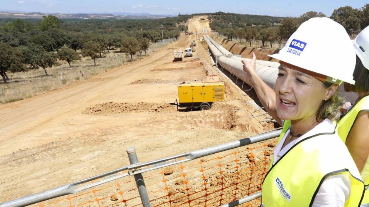 La ministra de Agricultura, Isabel García Tejerina, visita las obras del canal Bajo de los Payuelos en el municipio de Santas Martas, acompañada por la consejera de Agricultura y Ganadería, Milagros Marcos; el consejero de Fomento y Medio Ambiente, Juan C-Ical