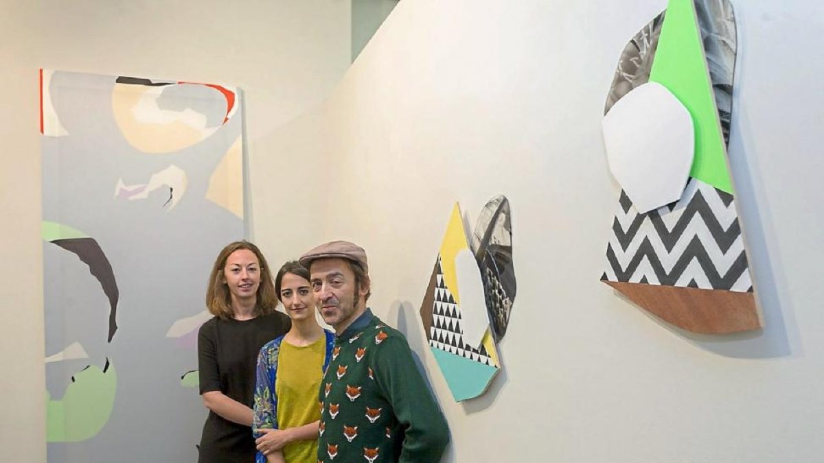 María Tamames, Ana Cubero y Fernando Guijar posan en la galería Javier Silva.-Miguel Ángel Santos