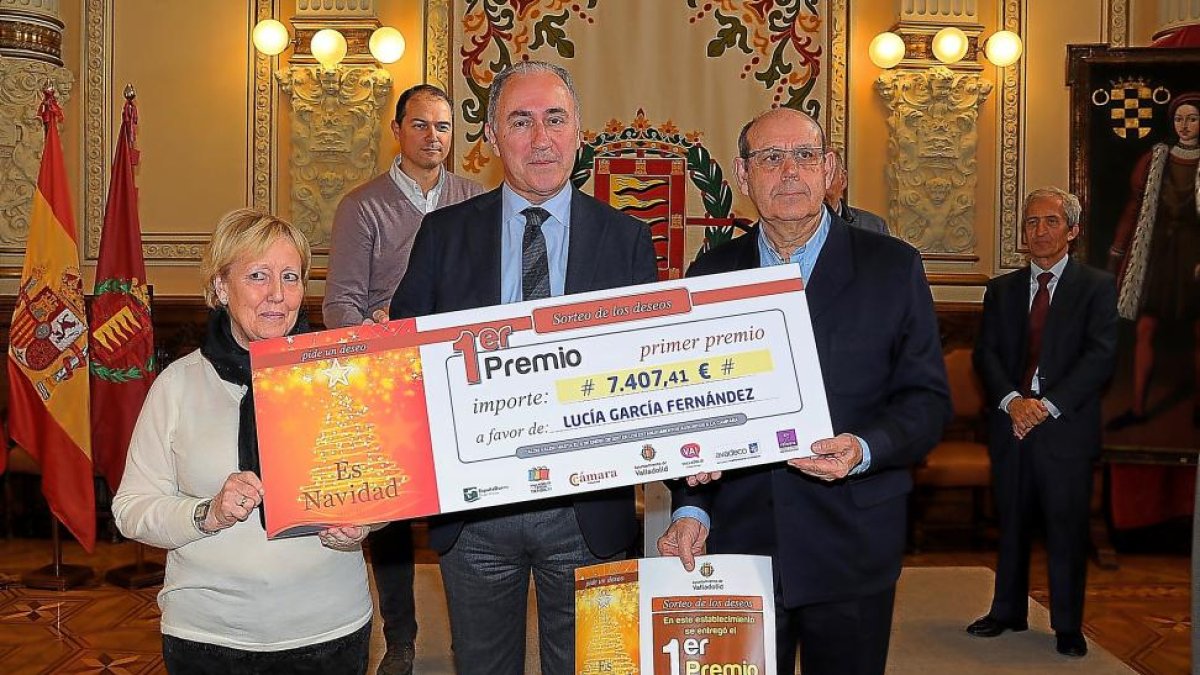 La ganadora, Lucía García, junto con el concejal de Hacienda Antonio Gato que le entrega el cheque.-EL MUNDO