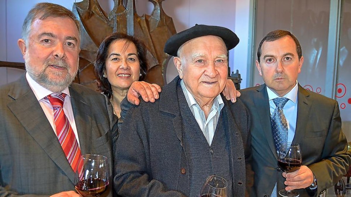 Severino Sanz, con sus hijos José Félix, María Dolores e Iñaki, en la bodega familiar de Montejo de la Vega de la Serrezuela.-ARGICOMUNICACIÓN