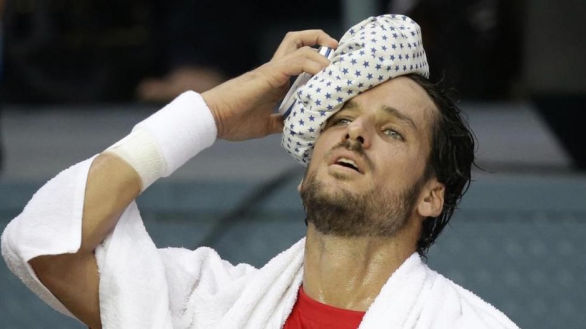 Feliciano López, durante un descanso de su partido contra Ramkumar Ramanathan.-AP / SAURABH DAS