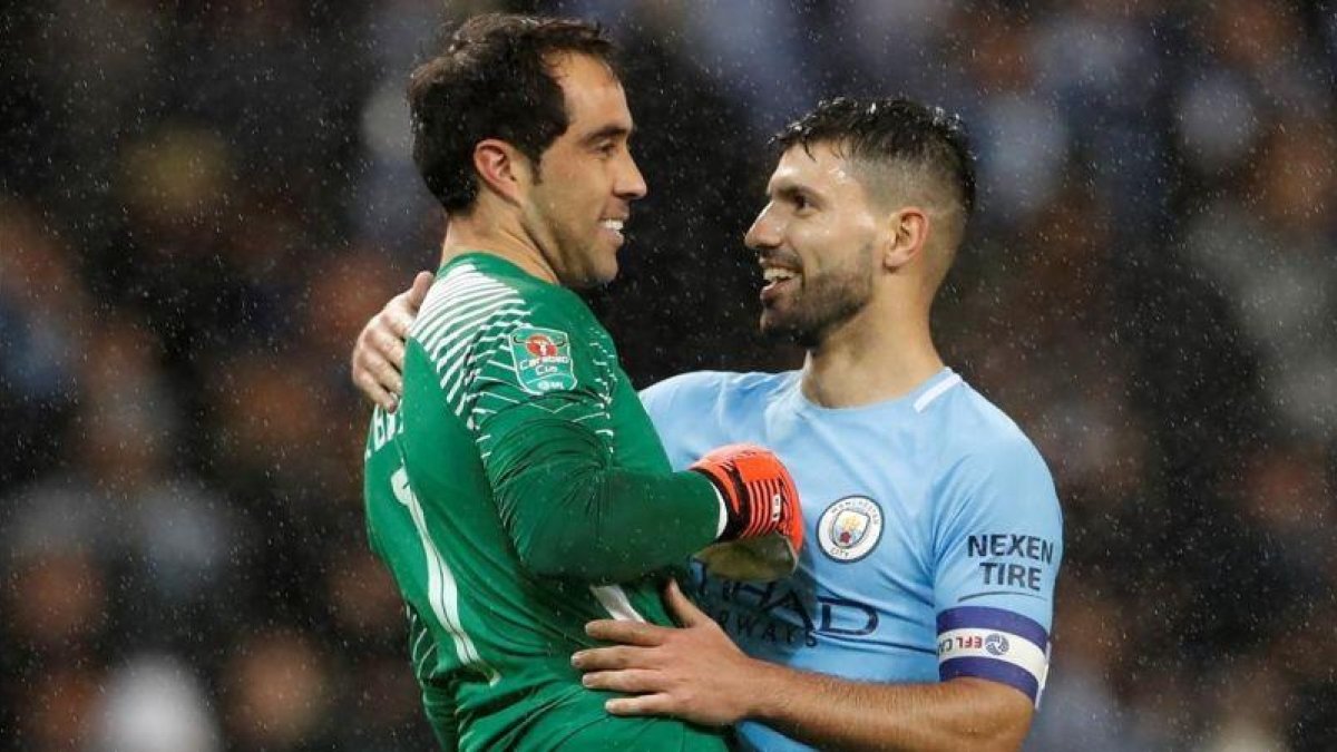 Bravo y Agüero, tras superar la eliminatoria.-REUTERS / LEE SMITH