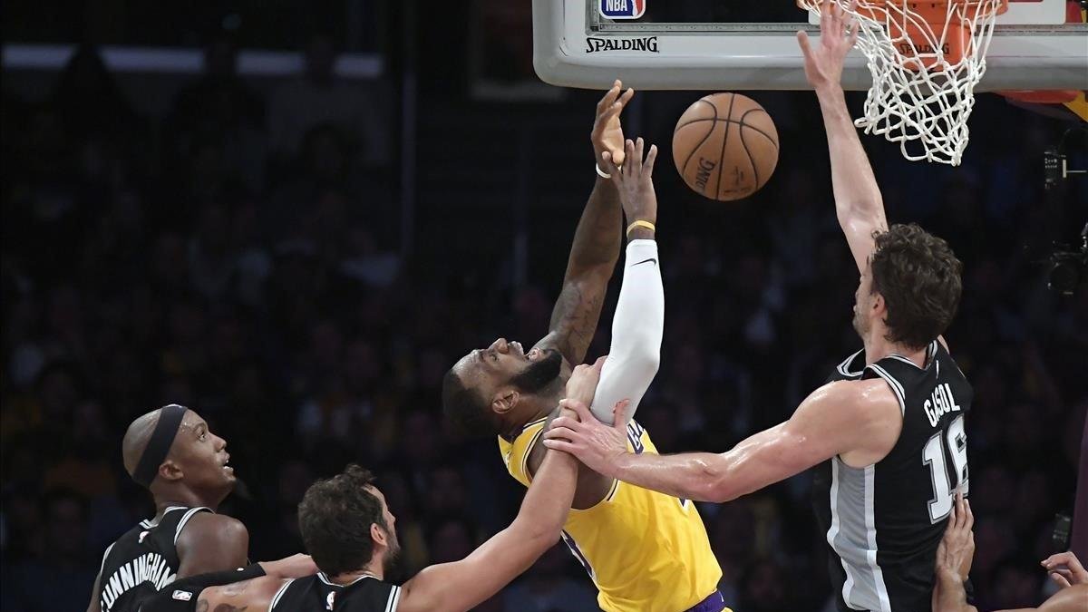 Pau Gasol intenta taponar un tiro de Lebron James, mientras es objeto de falta-MARK J. TERRILL (AP)