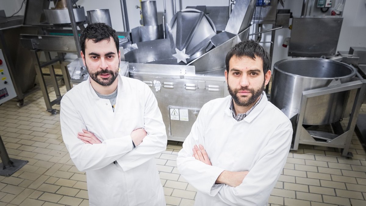 Daniel Zamora y Francisco Pérez, responsables de Aperitivos Añavieja que han innovado con sus productos. | GONZALO MONTESEGURO