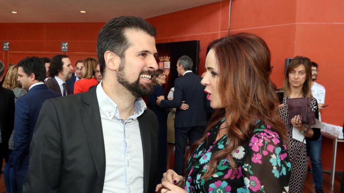 La presidenta de las Cortes, Silvia Clemente, conversa con el portavoz del Grupo Socialista, Luis Tudanca, durante la entrega de los Premios Castilla y León 2016 y de la Medalla de Oro a la Universidad de Salamanca.-ICAL