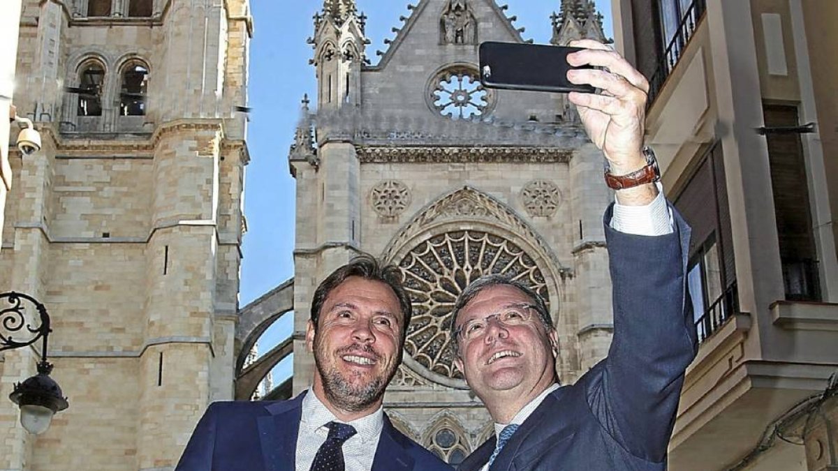 Antonio Silván se hace un 'selfie' con Óscar Puente ante la Catedral.-César