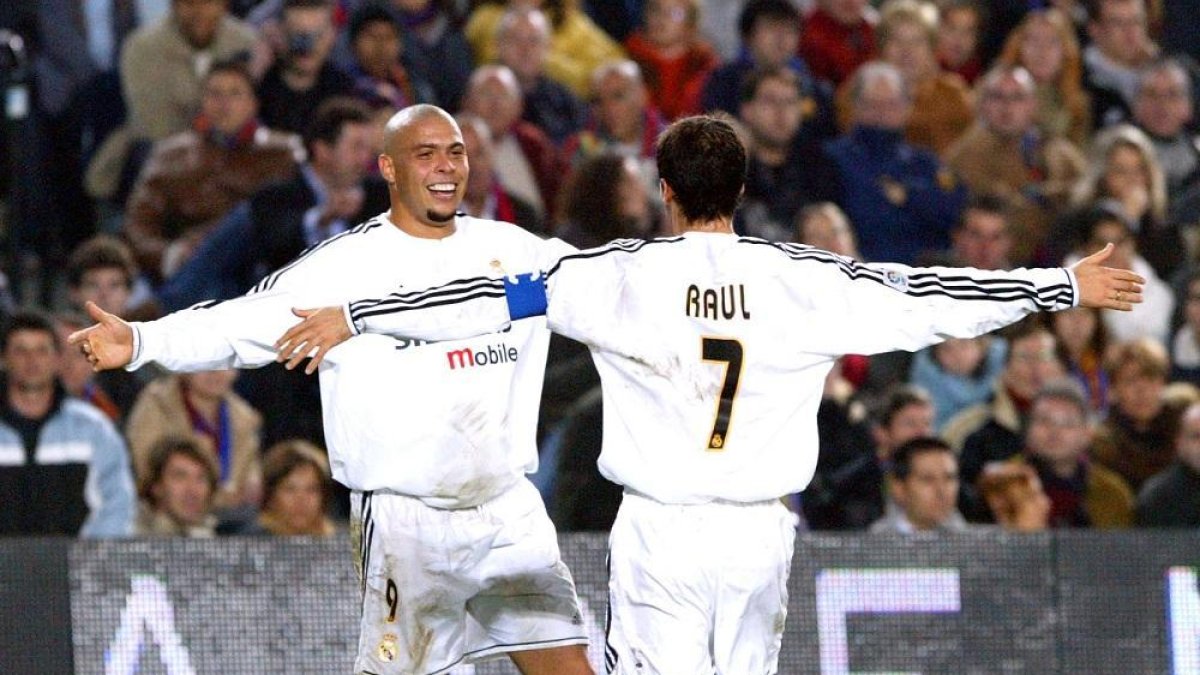Ronaldo y Raúl González celebran un tanto en la temporada 2003-2004.-E. M.