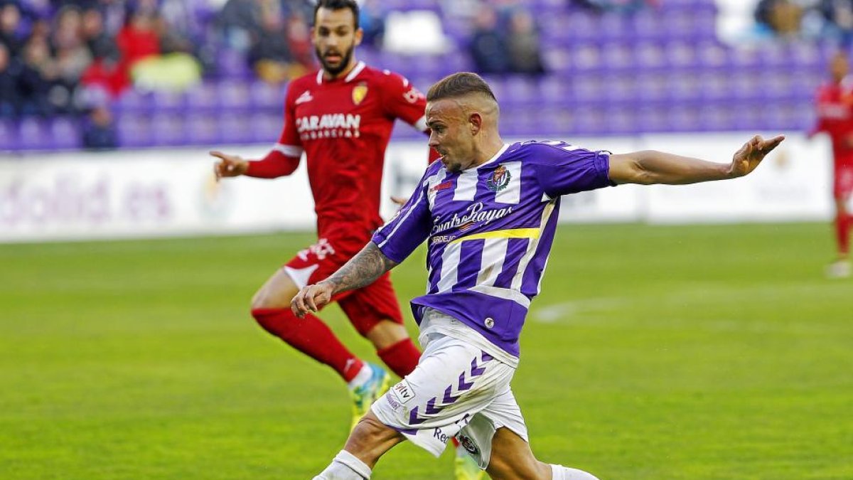 Roger arma el disparo ante la mirada de Guitián, en el último Real Valladolid-Zaragoza.-J. M. LOSTAU