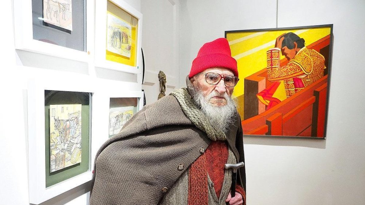 Félix Cuadrado Lomas junto a algunas de sus obras expuestas en la galería Rafael hasta el próximo 11 de enero.-PABLO REQUEJO / PHOTOGENIC