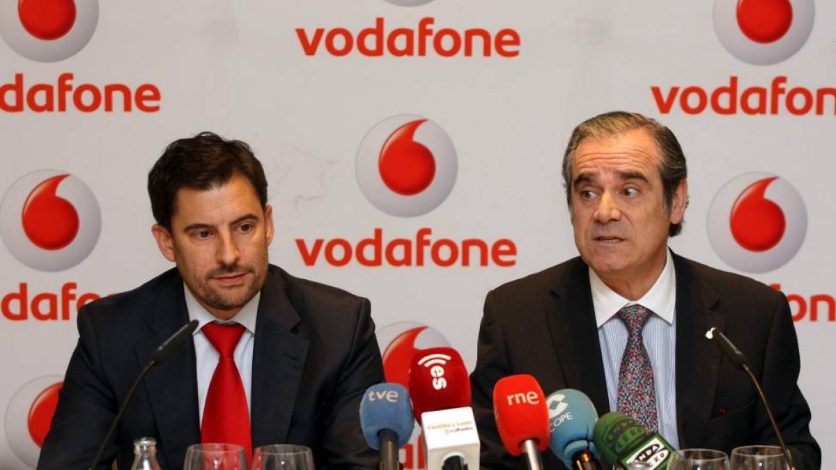 El presidente del Consejo de Colegios Farmacéuticos de Castilla y León (Concyl), Jesús Aguilar (D), y el director territorial de Vodafone España en la Comunidad, Mariano Galán (I), presentan el acuerdo para la receta electrónica de Vodafone y el Consejo d-Ical