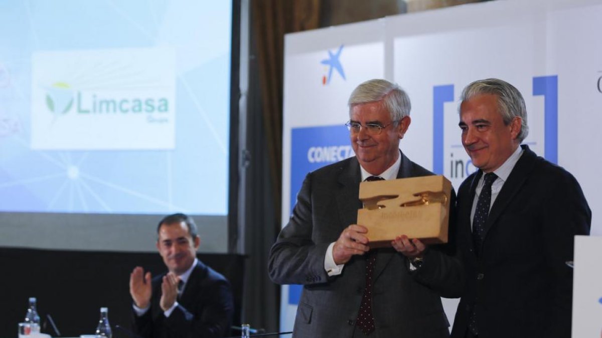 El viceconsejero de Empleo y Diálogo Social de la Junta de Castilla y León, Mariano Gredilla, asiste a la entrega de los Premios Incorpora Castilla y León 2015. En la imagen el viceconsejero entrega el premio Integra gran empresa a Limcasa, recoge Godofre-ICAL