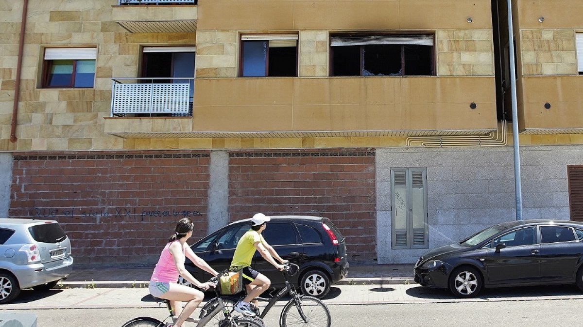 Incendio en un domicilio de Arroyo en la calle Alonso de Ojeda. - JUAN MIGUEL LOSTAU