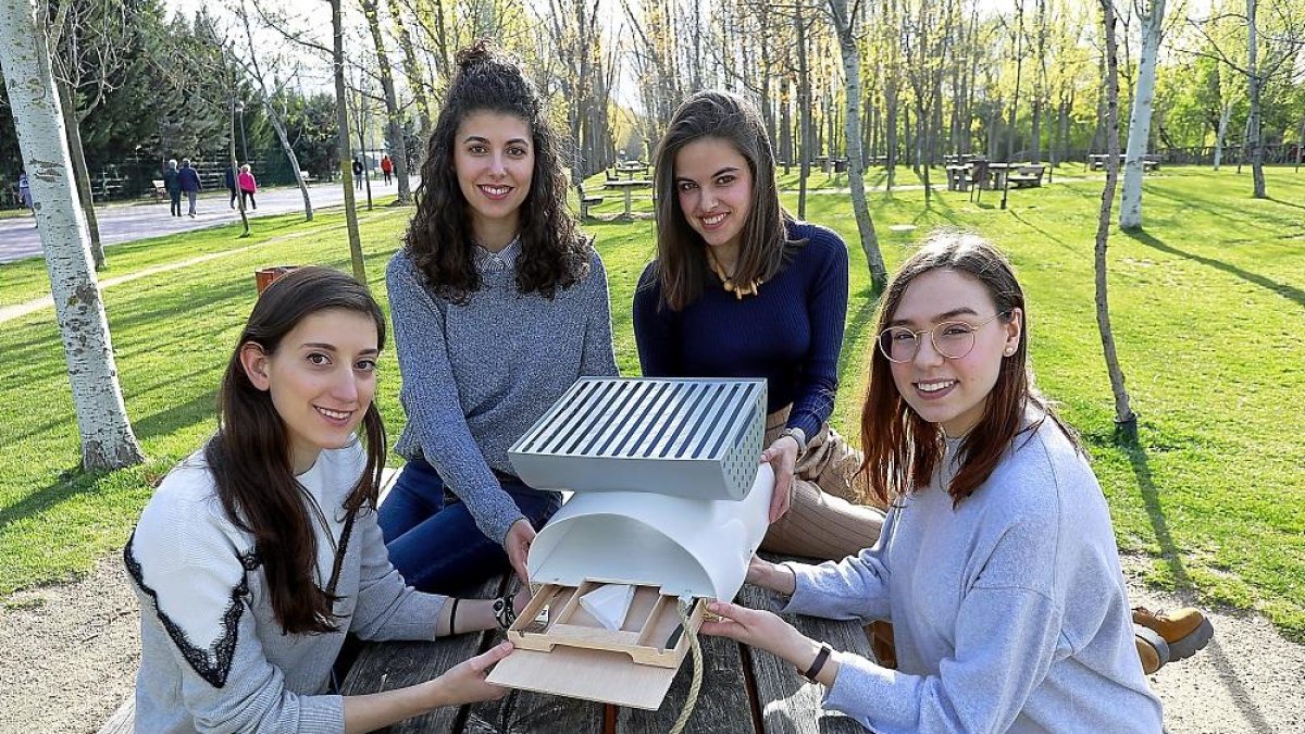 Cristina Ribate del Álamo, Laura Valles Méndez, Clara del Pozo Vicente y Jessica García Castaño muestran la barbacoa portátil que han diseñado.-J. M. LOSTAU