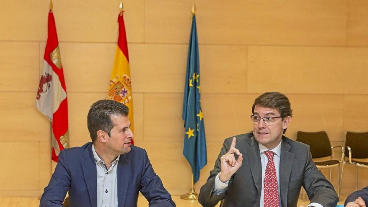 Luis Tudanca y Alfonso Fernández Mañueco. durante la reunión PP-PSOE-Miguel Ángel Santos