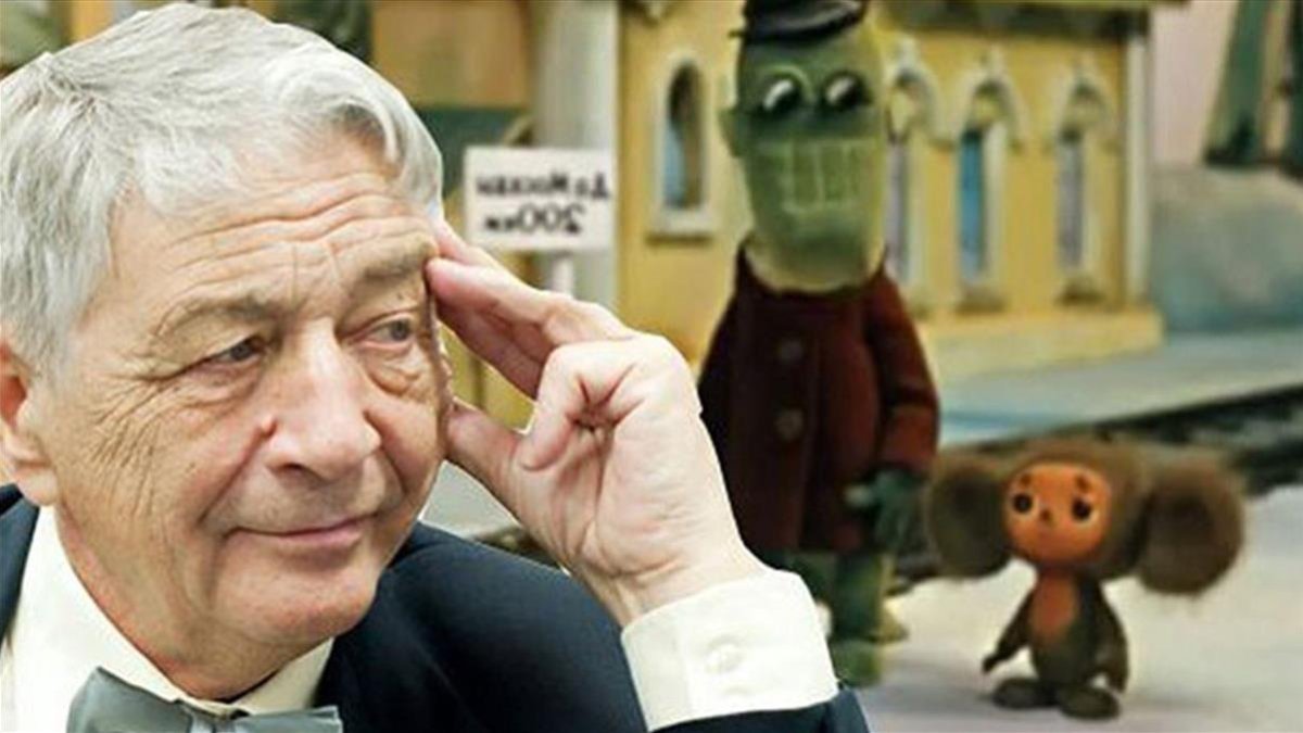 Eduard Uspenski posando en una foto con sus personajes Guena y Cheburashka.-EL PERIÓDICO