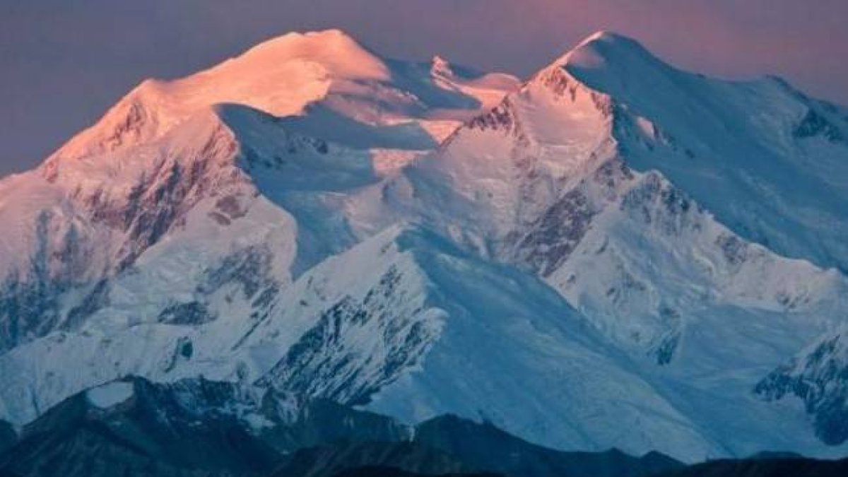 Vista de la montaña más alta de Norte América, ubicada en Alaska y cuyo nombre nativo significa