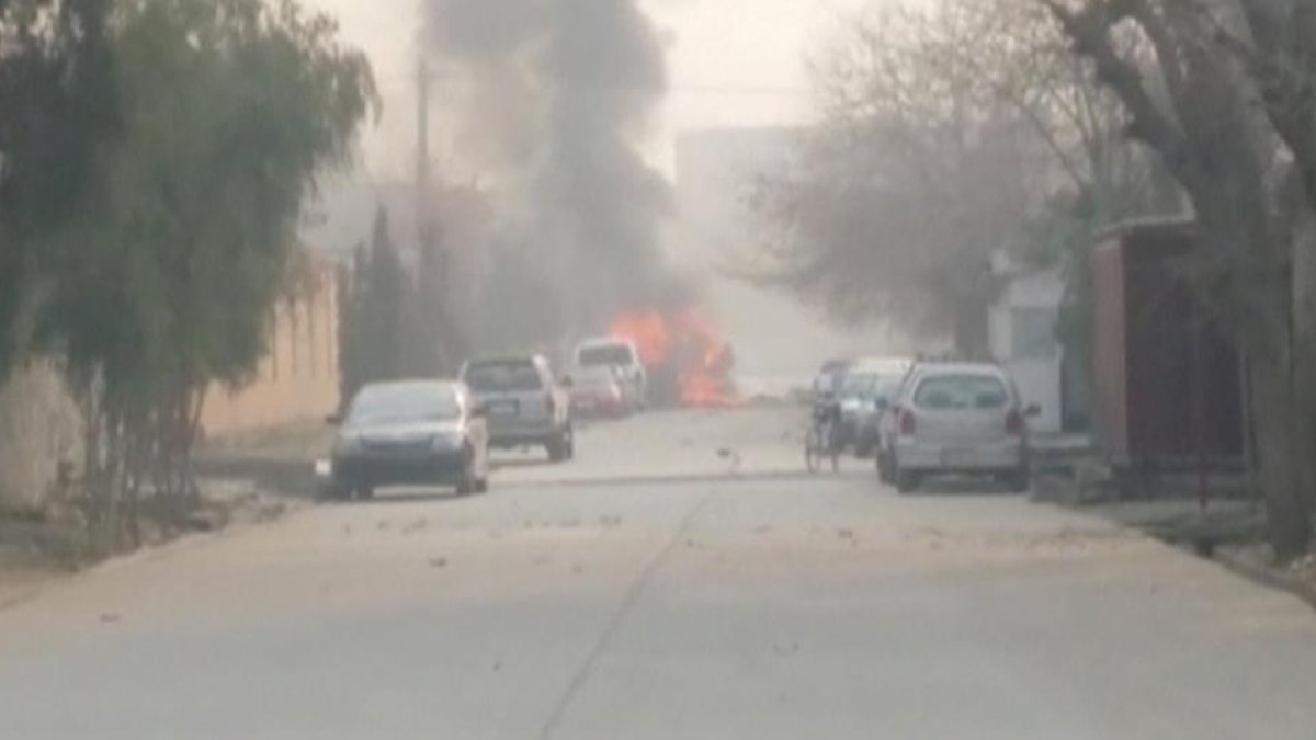 Una columna de humo y fuego se eleva en la sede de Save the Children en Jalalabad, en Afganistán, este miércoles.-REUTERS