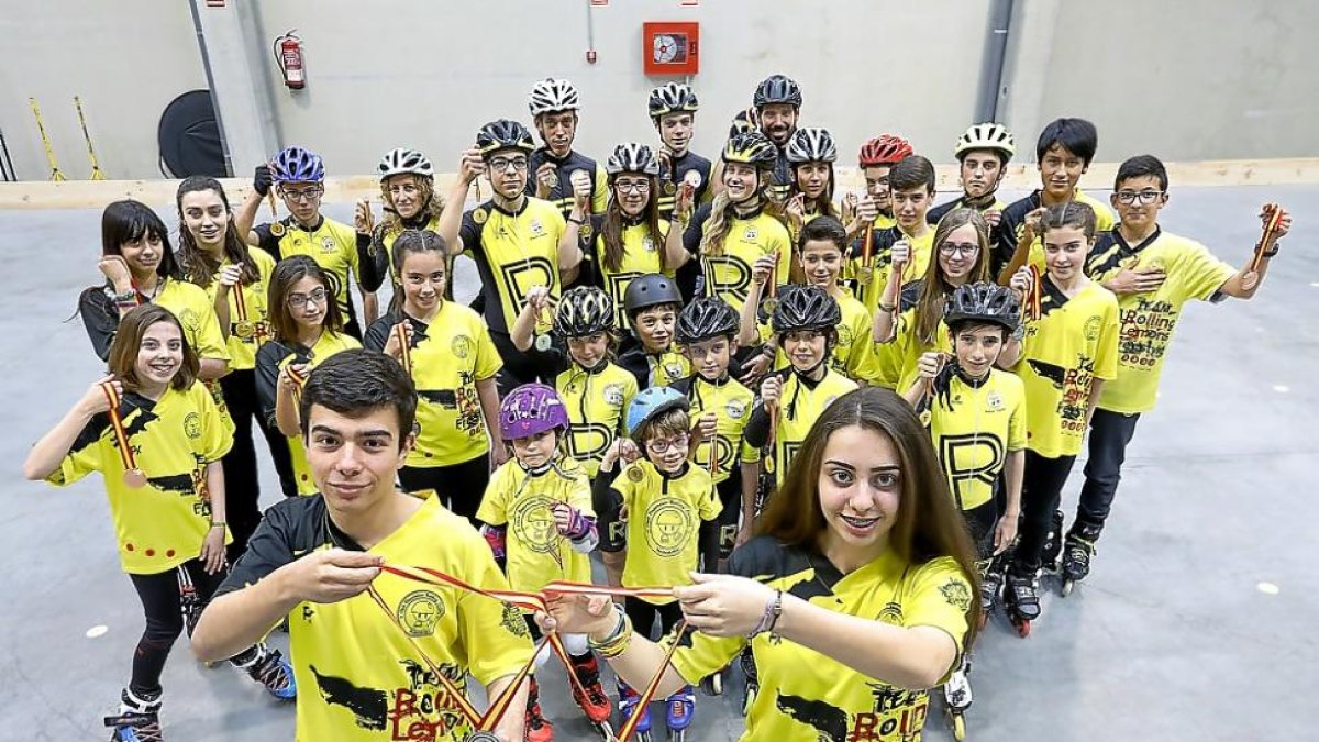 Patinadores de todas las edades posan con sus medallas conseguidas en los diferentes torneos autonómicos y nacionales.-J. M. LOSTAU
