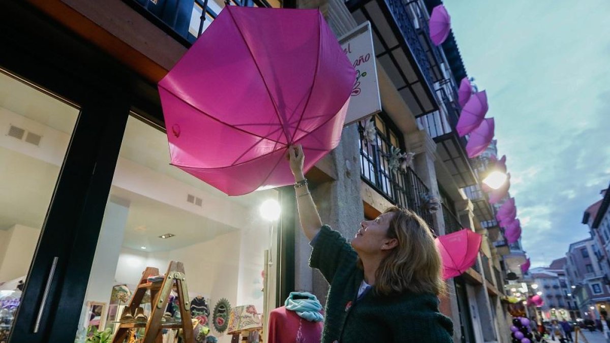 Paraguas rosas en la calle Regalado.-J.M. LOSTAU