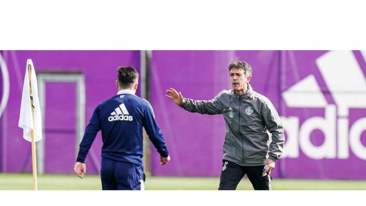 Pacheta durante un entrenamiento dando indicaciones a Roque Mesa. / RV / I. SOLA
