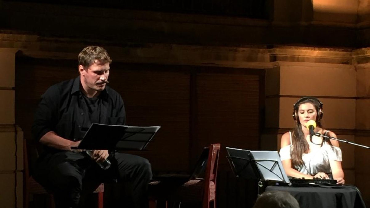 Sergio Peris-Mencheta y Marta Solaz en ‘A voz en cuello’.-E. M.