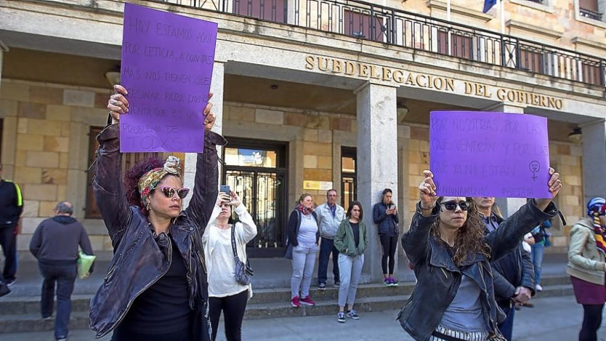 Concentración contra la violencia machista ante la Subdelegación del Gobierno de Zamora.-ICAL