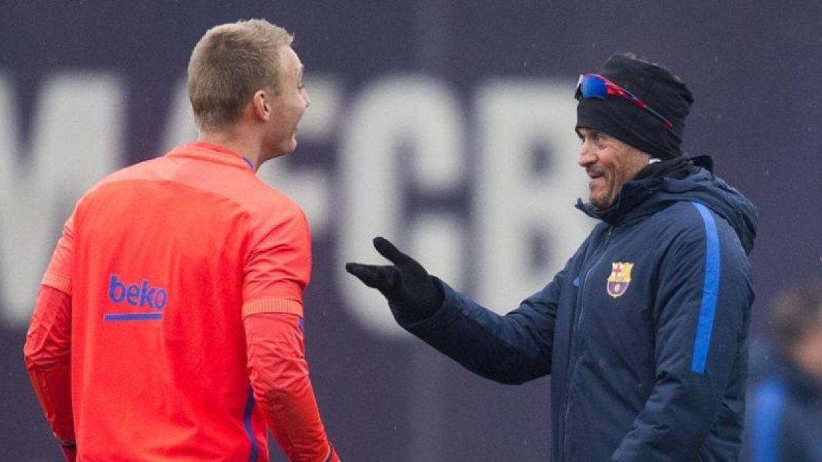 Luis Enrique conversa con el meta holandés Cillessen.-JORDI COTRINA