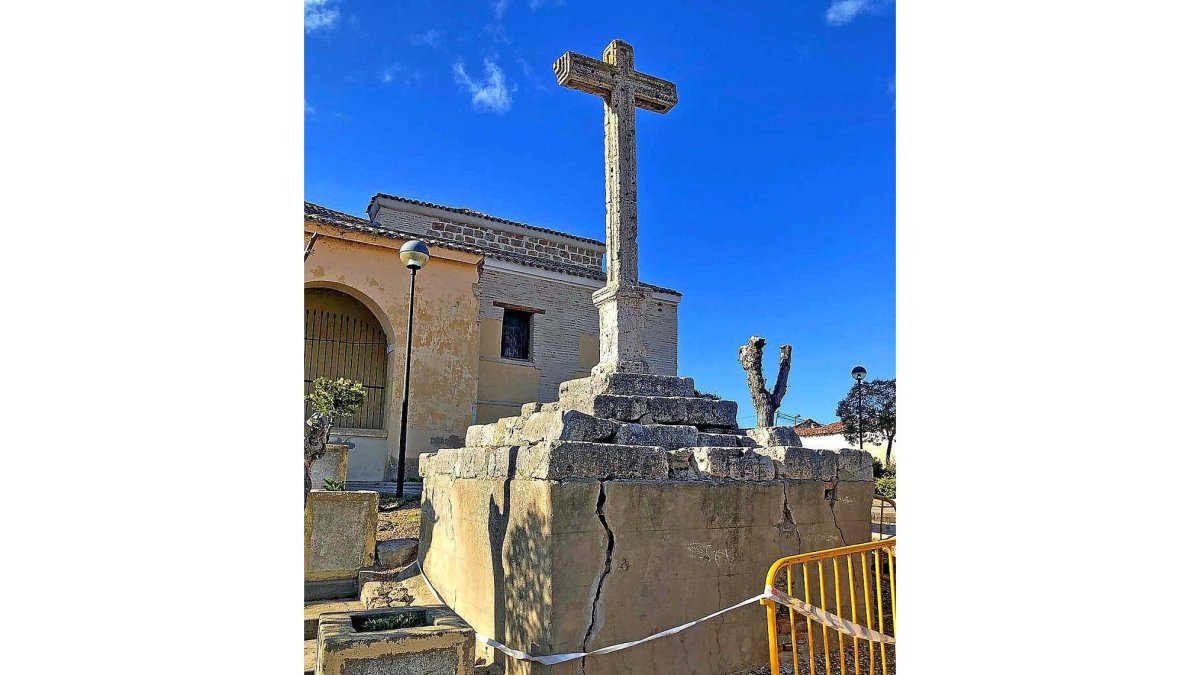 La cruz, con el pedestal agrietado. A la derecha, detalle de otro ángulo.-E. M.