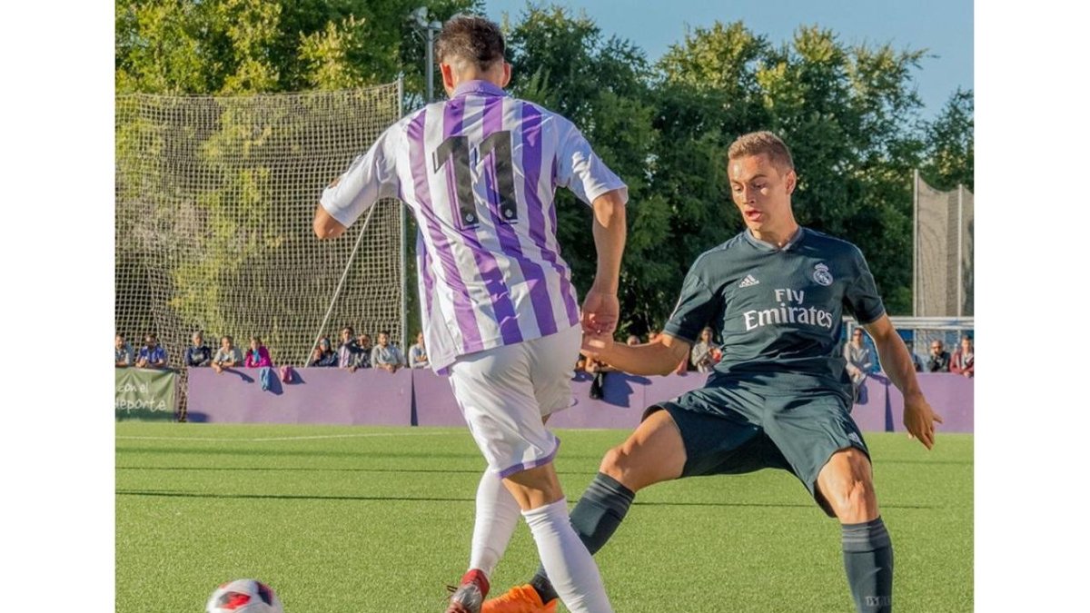 Waldo regatea a De Frutos durante el Real Valladolid B-Castilla de la última temporada.-RVCF