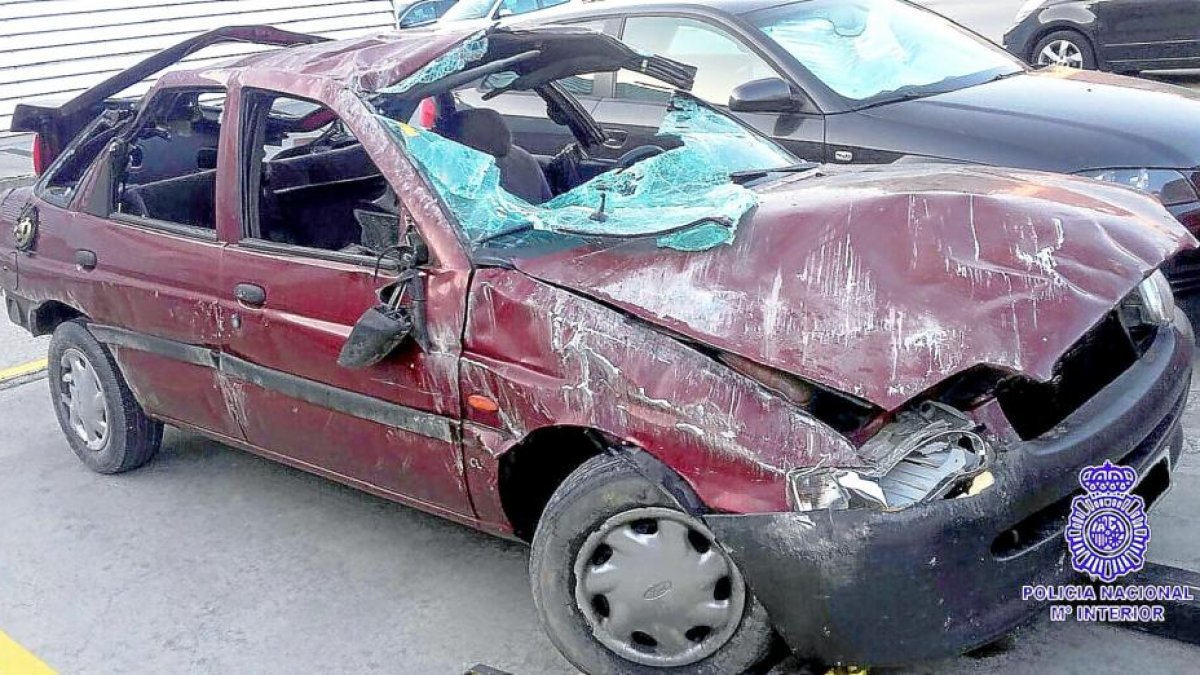 Estado en el que quedó el vehículo accidentado, un antiguo Ford Escort.-POLICÍA NACIONAL