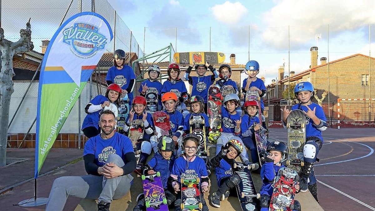 Alberto García posa junto a los integrantes de la escuela Skate Valley School en el polideportivo Juan Manuel Sánchez.-MIGUEL ÁNGEL SANTOS