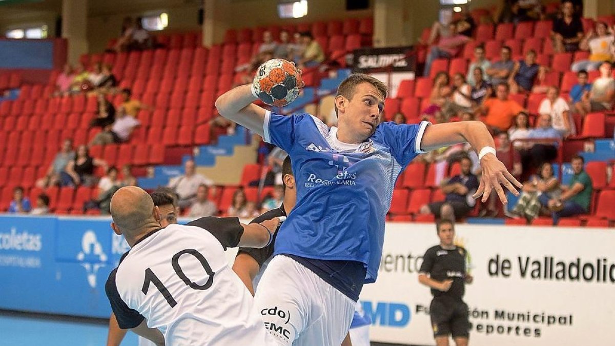 El francés Robin Dourte supera a Cristian Postigo para enfilar la portería del Sinfín.-JOSÉ C. CASTILLO