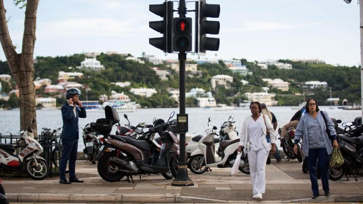 Una calle de la ciudad de Hamilton, capital de Bermudas.-GETTY IMAGES / DREW ANGERER