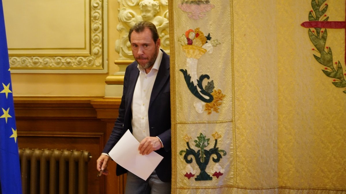Óscar Puente, en el momento de comparecer ante los medios este jueves.-ICAL.