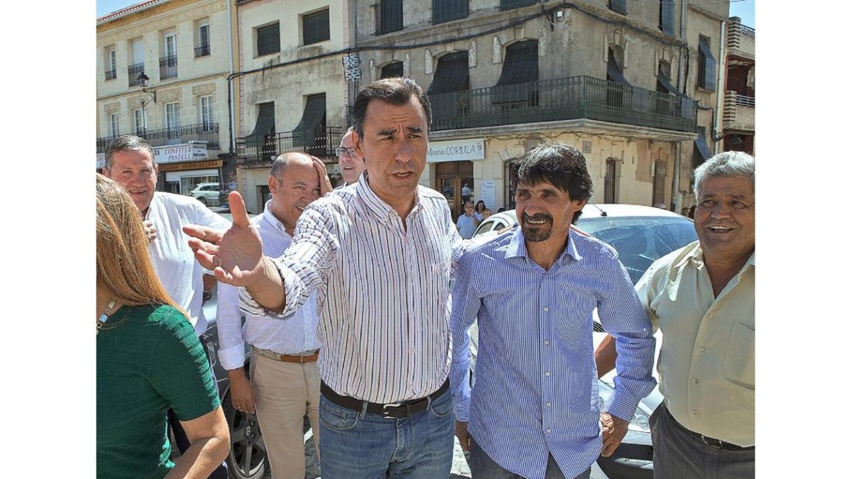 El coordinador general del PP, Fernando Martínez-Maíllo, junto con alcaldes de la comarca de Alcañices.-ICAL