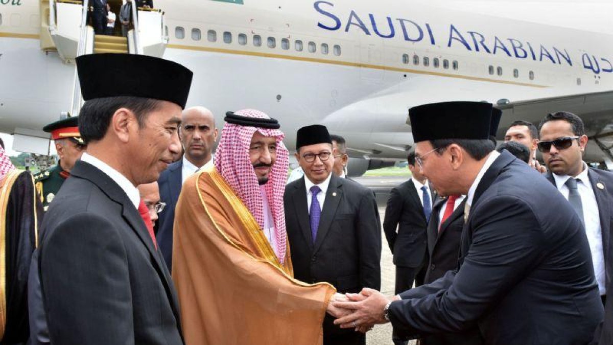 El presidente indonesio, Joko Widodo, a la izquierda, recibe al monarca saudí, Salman, en el centro, este miércoles, en Yakarta.-HANDOUT / REUTERS