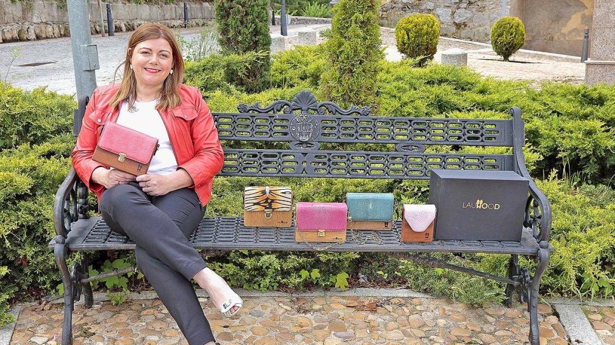 Laura Tapias, CEO y fundadora de Lauwood, muestra los bolsos hechos de maderas nobles.-EL MUNDO
